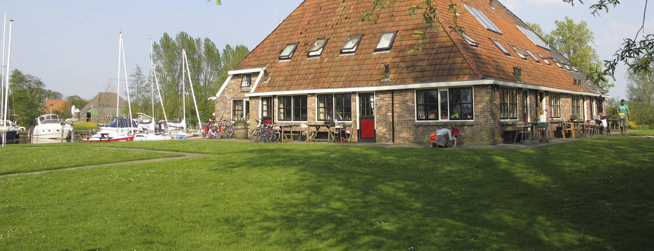 10 appartementen in een Friese kop-rompboerderij